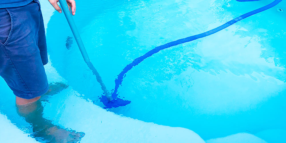 limpiar el fondo de una piscina sin limpiafondos