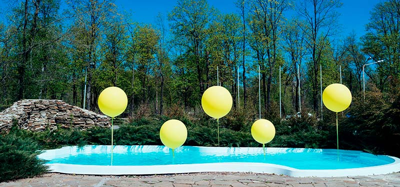 Sujeta los globos en el fondo de la piscina
