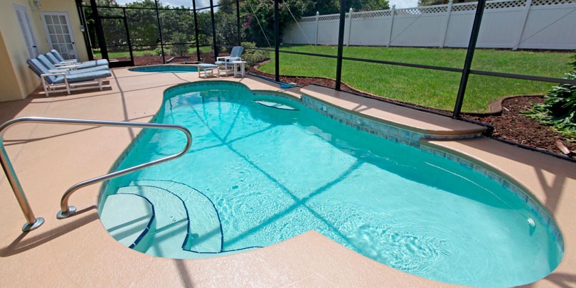 por qué alquilar casas con piscina cubierta todo año