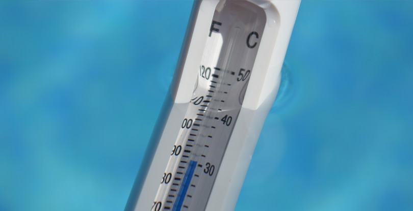 Termómetro sumergido en una piscina