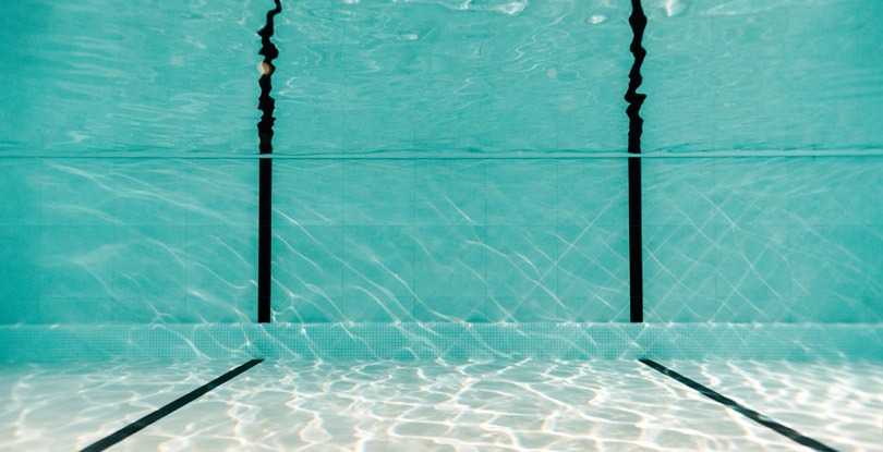 piscina con amplia profundidad